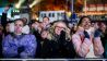 09.11.2019, Berlin: Zuschauer stehen bei der Feier anlässlich der Festivalwoche "30 Jahre Friedliche Revolution - Mauerfall" am Brandenburger Tor. (Quelle: dpa/Bernd von Jutrczenka)