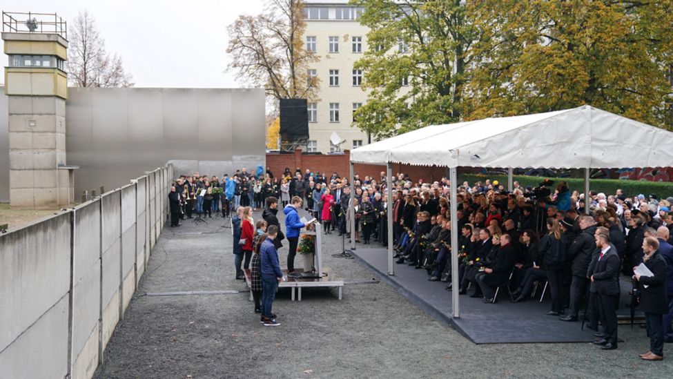 09.11.2019, Berlin: Schüler aus acht Nationen sprechen bei der Gedenkveranstaltung der Stiftung Berliner Mauer an der Bernauer Straße. (Quelle: dpa/Nietfeld)