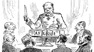 Eine französische Karrikatur zur Kongokonferenz in Berlin: Reichskanzler Otto von Bismarck teilt mit einem Messer einen Kuchen mit der Aufschrift Afrika auf (Quelle: Picture Library/Mary Evans)