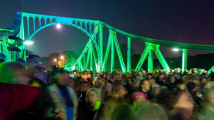 10.11.2019: Menschen auf der Glienicker Brücke während einer Festveranstaltung anlässlich des 30. Jahrestags des Mauerfalls (Quelle: ZB/Monika Skolimowska)