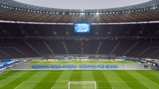 Eine Mauer mit der Aufschrift "Zusammen gegen Mauern, zusammen für Berlin" steht am 09.11.2019 vor dem Bundesliga-Spiel Hertha BSC gegen RB Leipzig auf dem Rasen im Berliner Olympiastadion. (Foto: dpa/Soeren Stache)