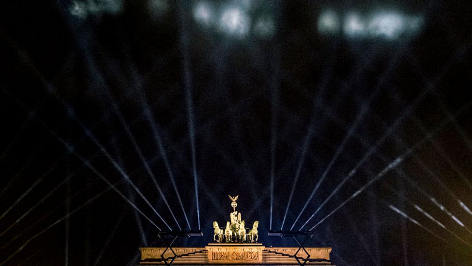 09.11.2019, Berlin: Laser erstrahlen beim Fest zum Jahrestag des Mauerfalls über dem Brandenburger Tor. (Quelle: dpa/Zinken)