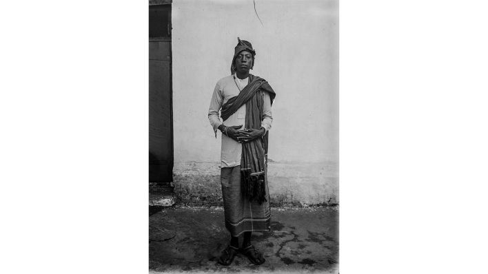 Mangi Meli, Herrscher der Chagga, vor dem Gerichtsgebäude von Moschi im Jahr 1898 (Quelle: SLUB/Deutsche Fotothek/Hans Meyer)