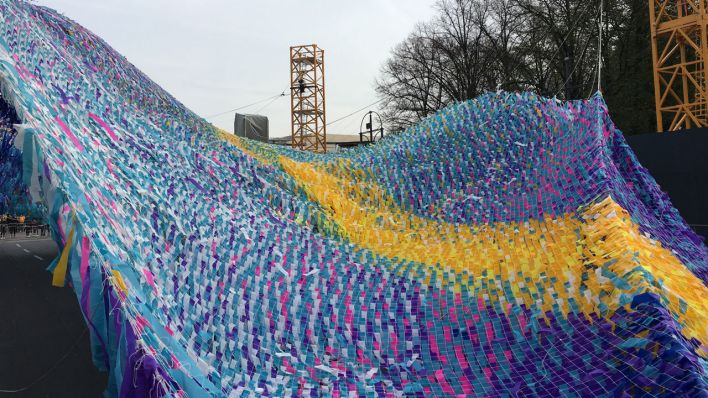 Fliegende Kunstwolke vor dem Brandenburger Tor (Bild: rbb/David Donschen)