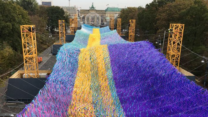 Fliegende Kunstwolke vor dem Brandenburger Tor (Bild: rbb/Petra Gute)