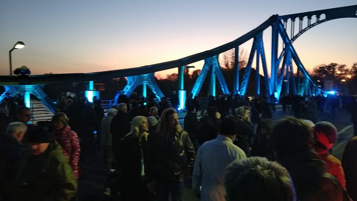 30 Jahre später feiern am 10.11.2019 Menschen die Öffnung der Glienicker Brücke. (Quelle: rbb/Daniel Gäsche)