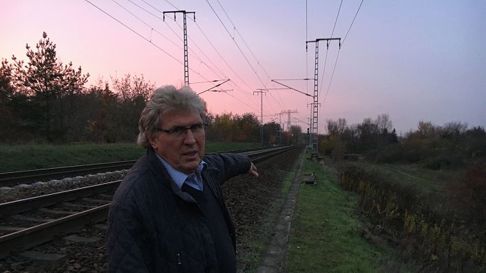 Klaus Jürgen Velke zeigt den Trassenverlauf derTVO entlang der Bahnstrecke (Quelle: rbb/Thomas Rautenberg)