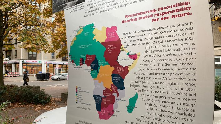 Auf einer Stehle in der Berliner Wilhelmstraße ist eine Karte Afrikas aufgeteilt nach den Vereinbarungen der europäischen Kolonialmächte von 1884 (Quelle: rbb/Oliver Noffke)