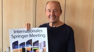 Ulrich Hobeck hält ein Plakat zum Springer-Meeting in Cottbus am 29.01.2020 in den Händen (Quelle: rbb/Andeas Friebel)