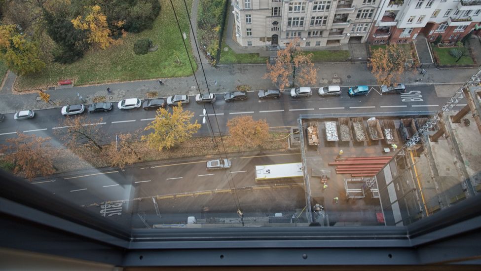ÜBerlin: Blick aus der Musterwohnung im 13. Stockwerk (rbb/Götz Gringmuth-Dallmer)