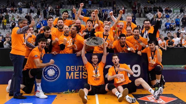 Die BR Volleys bejubeln im Mai den Gewinn der Deutschen Meisterschaft (Quelle: imago images / Conny Kurth)