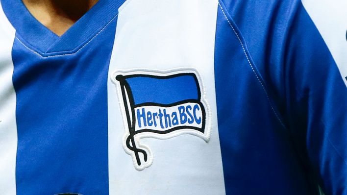 Das Emblem von Hertha BSC auf einem Trikot. Quelle: imago images/Jan Huebner