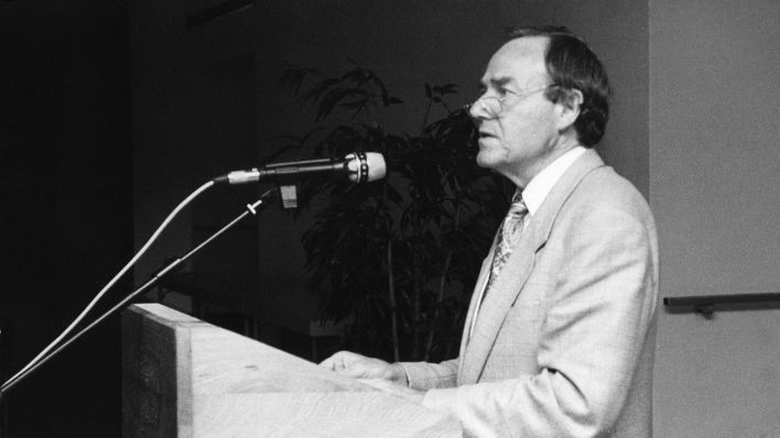 Der ehemalige Cottbusser Oberbürgermeister Waldemar Kleinschmidt hält eine Rede anlässlich der Messe Umwelt 1994 (Quelle: imago images/Seeliger)