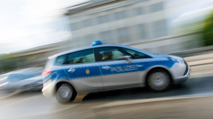 Symbolbild: Einsatzfahrzeug der Berliner Polizei fährt auf einer Strasse. (Quelle: imago images/Marius Schwarz)
