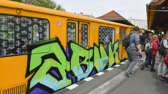 Eine U-Bahn mit Graffito am U-Bahnhof Schlesisches Tor in Berlin-Kreuzberg (Quelle: www.imago-images.de/Schoening)