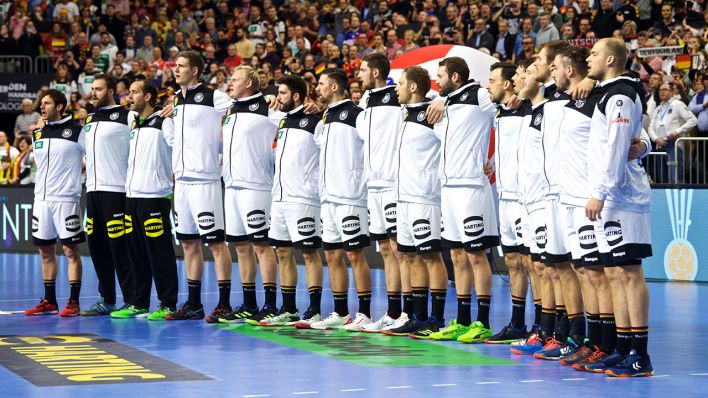Die Handball Nationalmannschaft während der Hymne. Bild: imago/Camera4