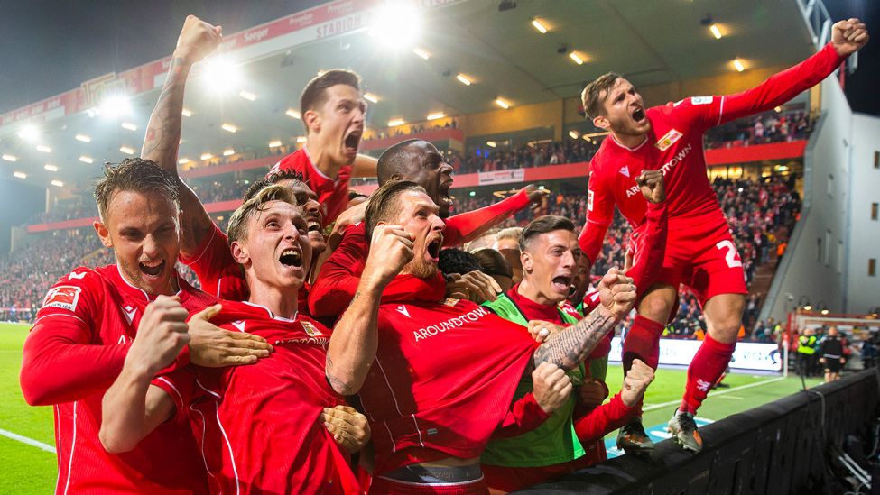 Unions Spieler jubeln über den entscheidenden Derby-Treffer von Sebastian Polter gegen Hertha BSC. Quelle: imago images/Mausolf