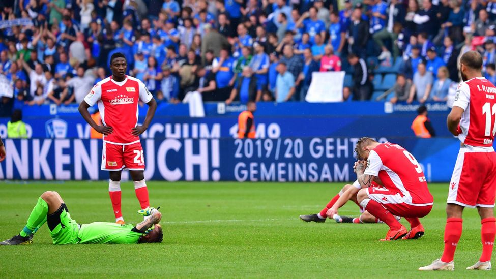 Unions Spieler zeigen sich nach dem verpassten direkten Aufstieg in Bochum enttäuscht. Quelle: imago images/Revierfoto