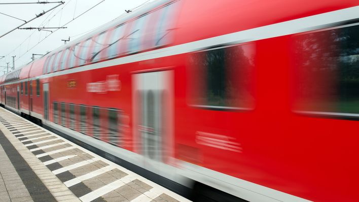Ein Regionalexpress der Deutschen Bahn fährt in Jacobsdorf im Landkreis Oder-Spree (Brandenburg) vorbei (Quelle: dpa/Patrick Pleul).