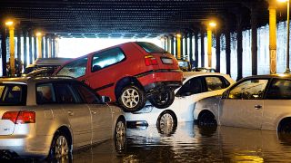 Nach starken Regenfällen sind parkende Autos am 27.07.2016 im Gleimtunnel in Berlin ineinander und übereinander geschoben worden. (Quelle: dpa/Jörg Carstensen)