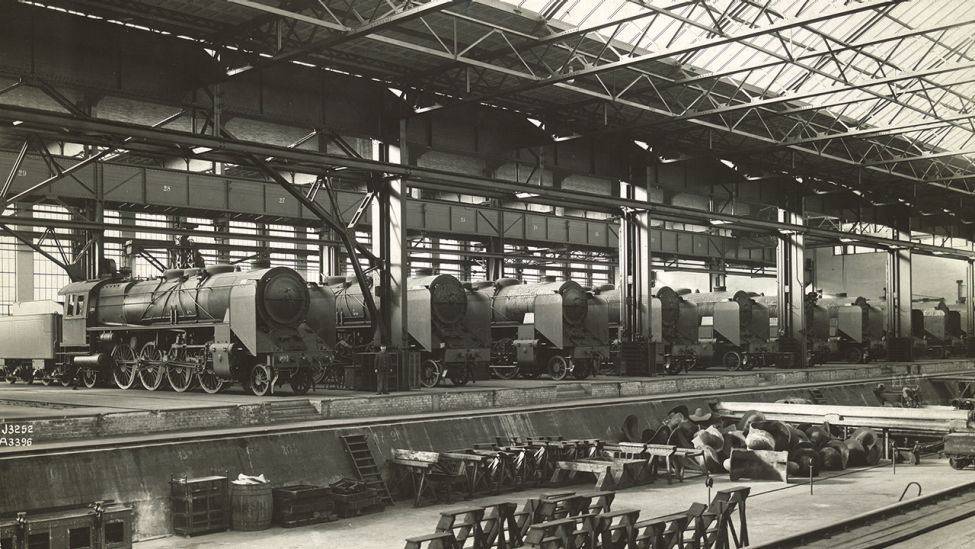 Lokomotiven fuer die Deutsche Reichsbahn in der Lokomotiv-Montage, der Borsigwerke. (Quelle: akg-images)