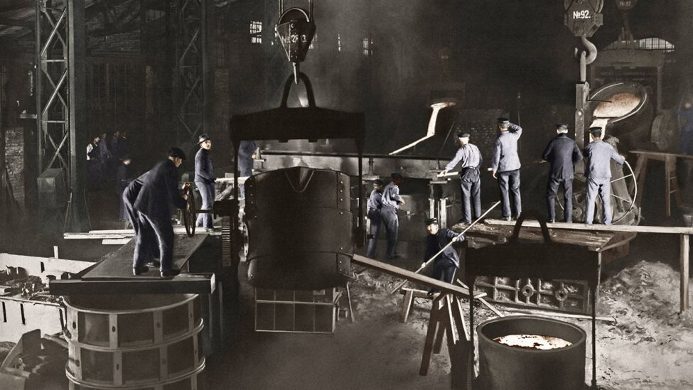 Arbeiter beim Gießen eines 70 t schweren Nietbügels in den Borsigwerken Berlin um 1920. (Quelle: akg-images)