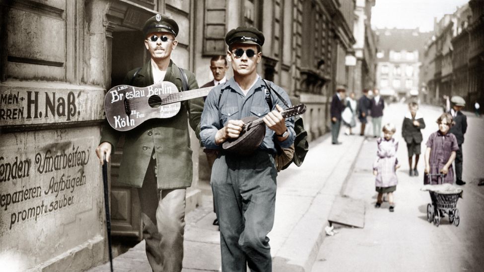 Zwei kriegsblinde Straßenmusikanten in Berlin, zu Fuß unterwegs von Breslau über Berlin, Köln, Amsterdam nach Hamburg. (Quelle: dpa/akg-images)