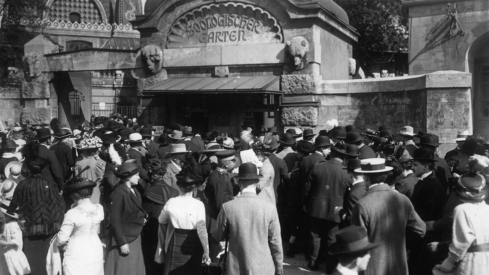 Besucherandrang vor Eingang des Zoologischen Garten Berlin um 1910. (Quelle: akg-images/Gebrüder Haeckel)
