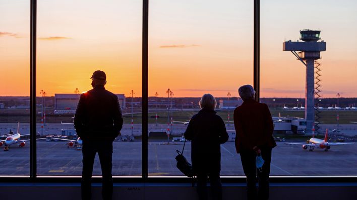 Sonnenuntergang auf der Besucherterrasse des neuen Hauptstadtflughafens. (Quelle: dpa/Andreas Franke)