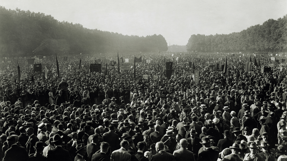 Großdemonstration von Gewerkschaften (Deutscher Verkehrsbund (DVB)) und der KPD(?) u.a. in Berlin, Treptower Park(?), 1920er Jahre. (Quelle: akg-images)