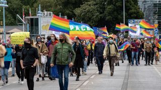 Teilnehmer an der Demonstration von Schwulen- und Lesbenvereinen der Städte Slubice (Polen) und Frankfurt (Oder) ziehen über die Oderbrücke. (Quelle: dpa/Paul Zinken)