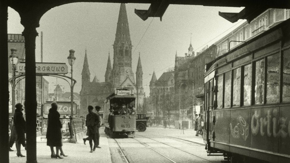 Blick unterhalb der Stadtbahnbrücke am Bahnhof Zoologischer Garten nach Südwesten zur Kaiser-Wilhelm-Gedächtniskirche um 1920. (Quelle: dpa/akg-images/Cordia Schlegelmilch)