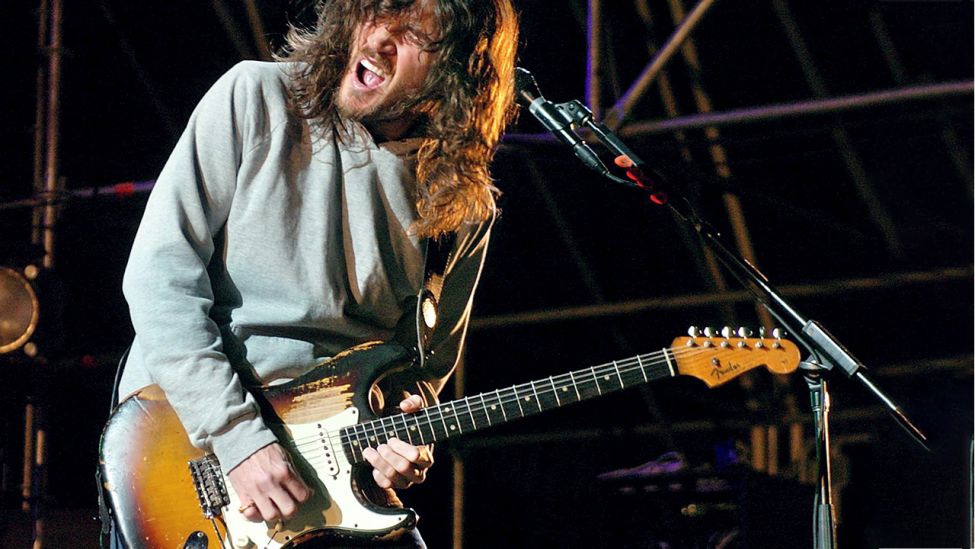 Archiv: John Frusciante, Gitarrist der Band Red Hot Chilli Peppers auf einer Bühne in Spanien (Bild: dpa/epa/Alfredo Aldai)