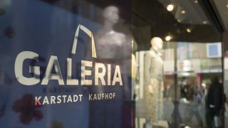 Das neue Logo von Galeria Karstadt Kaufhof in einem Schaufenster (Quelle: dpa/Baumgarten)