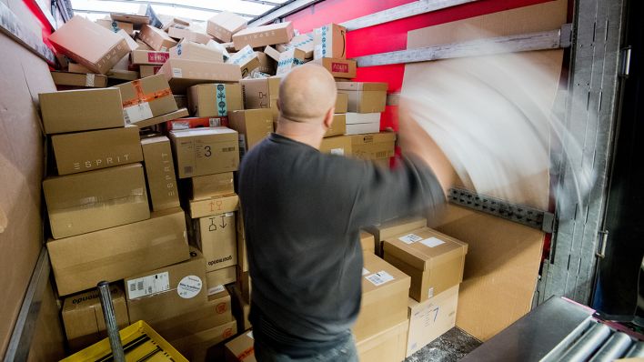 Pakete werden in einem Paketzentrum von Deutsche Post und DHL auf einen LKW geladen. (Quelle: dpa/Julian Stratenschulte)