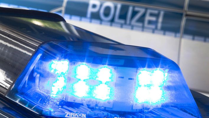 Ein Blaulicht leuchtet auf dem Dach eines Polizeiwagens (Quelle: dpa/Gentsch).