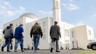 Berlin: Gläubige gehen in die Khadija Moschee. (Quelle: dpa/Zinken)