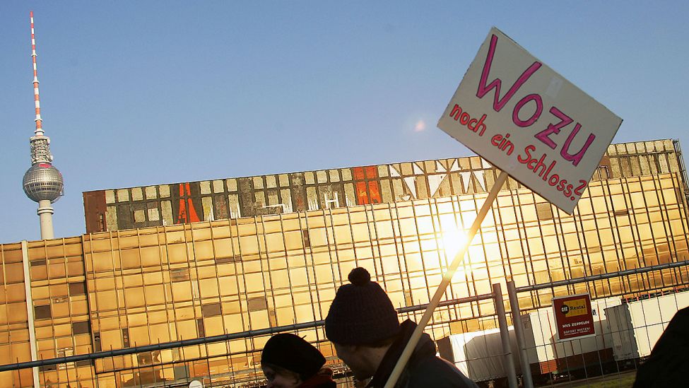 Demonstranten gehen am Samstag (14.01.2006) in Berlin am Palast der Republik vorbei. Die Abriss-Gegner vom "Bündnis für den Palast" setzten ihre Protestaktionen mit einem sogenannten "Stopptag" fort. (Quelle: dpa/Michael Hanschke)