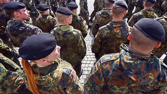 Symbolbild: Verabschiedungsappell der Bundeswehr (Quelle: dpa/Martin Schutt)