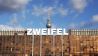 Das Wort "Zweifel" steht in Neon-Buchstaben auf dem Dach des ehemaligen Palastes der Republik in Berlin vor der Kugel des Fernsehturms - aufgenommen am 01.02.2005. (Quelle: dpa/Jens Kalaene)