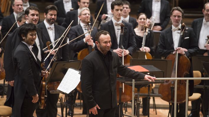 Dirigent Kirill Petrenko steht am nach dem Konzert auf der Bühne der Berliner Philharmonie, Archivbild (Quelle: Berliner Philharmoniker/Monika Rittershaus)