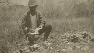 "Ego beim Eintragen ins Fundbuch", schreibt der Brandenburger Paläontologe und Geologe Werner Janesch etwa 1910 neben ein Bild von sich am Hügel Tendaguru im heutigen Tansania (Quelle: Museum für Naturkunde Berlin)