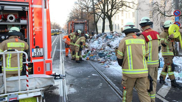 Auf dem Sterndamm im Treptower Ortsteil Johannisthal geriet die Ladung eines Müllfahrzeugs in Brand. (Quelle: Morris Pudwell)