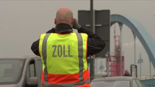 Ein Zoll-Beamter hält an der deutsch-polnischen Grenze Ausschau nach Feuerwerks-Schmugglern. (Quelle: rbb/Brandenburg Aktuell)