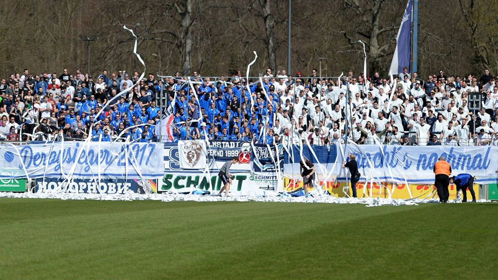 Babelsberger Fans fordern den Derbysieg. Quelle: imago images/Matthias Koch