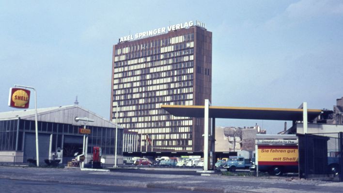 Archivbild: 1966 steht neben dem Axel Springer Hochhaus eine Shell Tankstelle