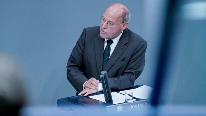 Dr. Gregor Gysi im Portrait bei seiner Rede zur Haushaltsdebatte zum Auswaertigen Amt am 29.09.2020 bei der 179. Sitzung des Deutschen Bundestag in Berlin. (Quelle: imago images)