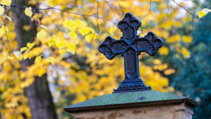 Symbolbild: Ein Friedhof im Herbst (Quelle: imago images/Arnulf Hettrich).