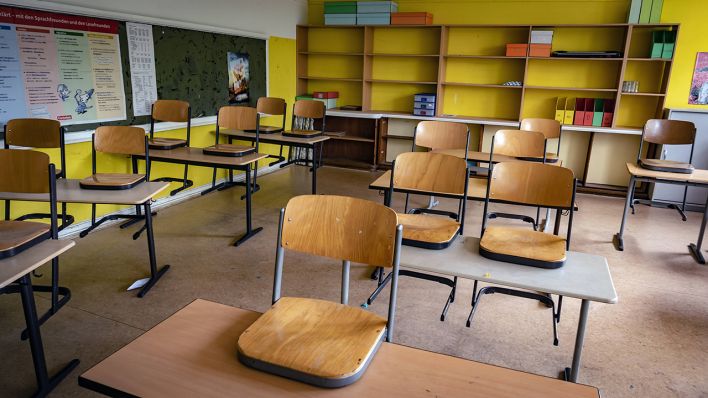 Blick in einen leeren Klassenraum (Quelle: imago images/Ritter)