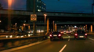 Nächtlicher Verkehr auf der Berliner Stadtautobahn (Quelle: imago images/Kremming)